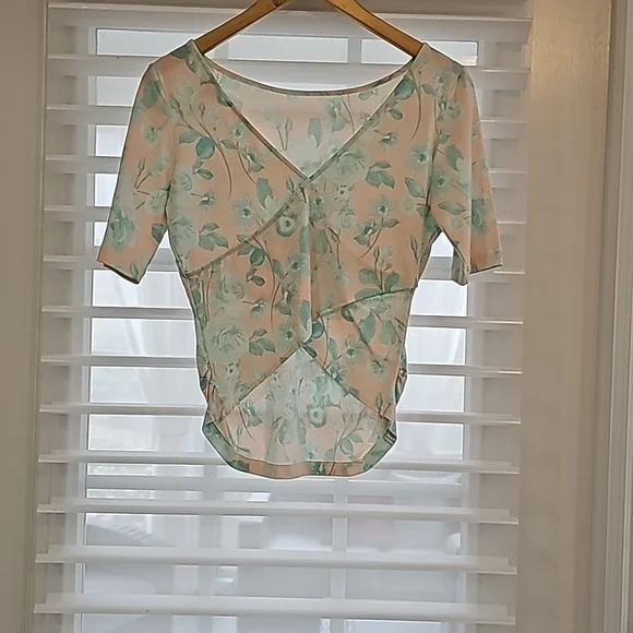 Beautiful pastel floral Guess top in size M - Picture 5 of 6